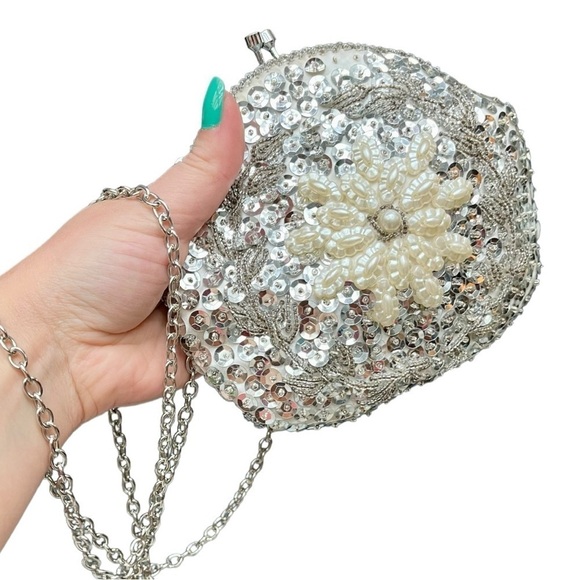 Vintage Silver Sequin and Bead Floral Kisslock Coin Pouch Crossbody Mini Bag - Picture 1 of 11